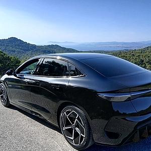 Berline élégante et silencieuse pour trajets courtes et longues distances