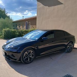 Véhicule électrique haut de gamme, pouvant accueillir confortablement 3 passagers