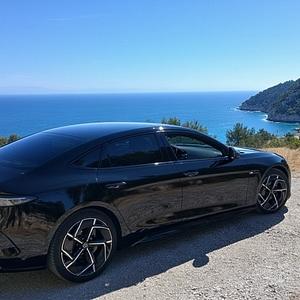 Voiture de transport avec chauffeur, confortable et écologique